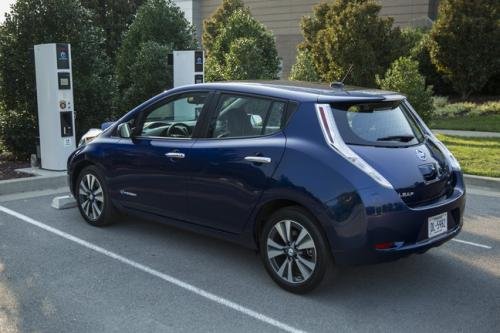 Photo of a 2016-2017 Nissan Leaf in Deep Blue Pearl (paint color code RAY)