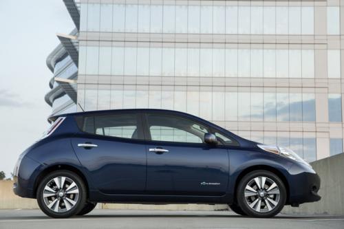 Photo of a 2016-2017 Nissan Leaf in Deep Blue Pearl (paint color code RAY)