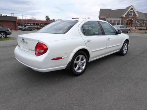 Photo of a 2000-2001 Nissan Maxima in Icelandic Pearl (paint color code QT1)