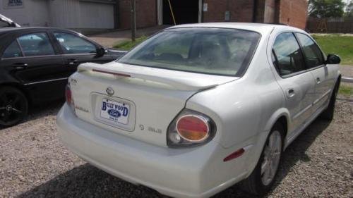 Photo of a 2002-2003 Nissan Maxima in Glacier Pearl (paint color code QX1)