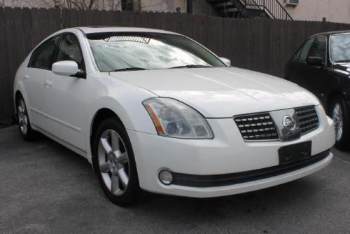 Photo of a 2004-2008 Nissan Maxima in Winter Frost (paint color code QX3)