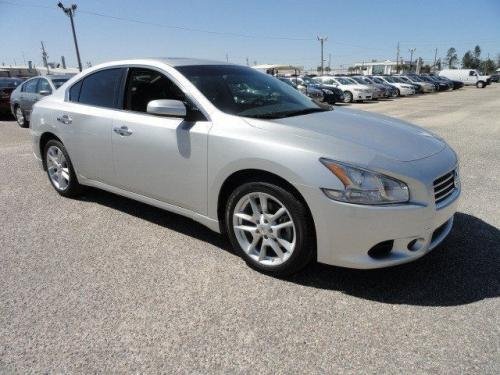 Photo of a 2009 Nissan Maxima in Radiant Silver (paint color code K12)