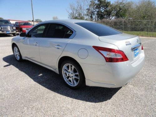 Photo of a 2009-2010 Nissan Maxima in Radiant Silver (paint color code K12)