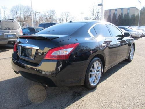 Photo of a 2009-2014 Nissan Maxima in Super Black (paint color code KH3)