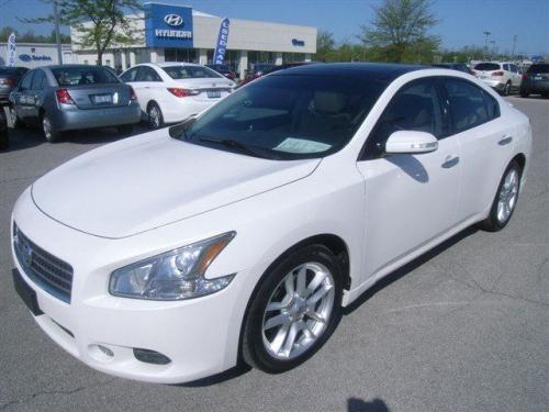 Photo of a 2009-2012 Nissan Maxima in Winter Frost (paint color code QX3)