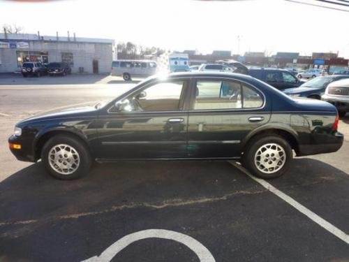 Photo of a 1995 Nissan Maxima in Black Emerald (paint color code DJ2)