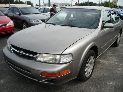 Photo of a 1998-1999 Nissan Maxima in Sterling Mist (paint color code KT3)