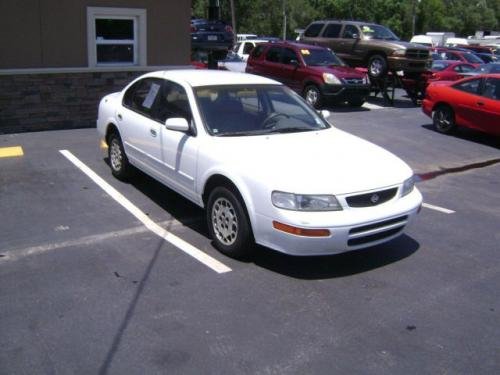 Photo of a 1995-1998 Nissan Maxima in Arctic White Pearl (paint color code QN0)