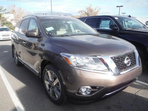 Photo of a 2015-2016 Nissan Pathfinder in Java Metallic (paint color code CAJ)