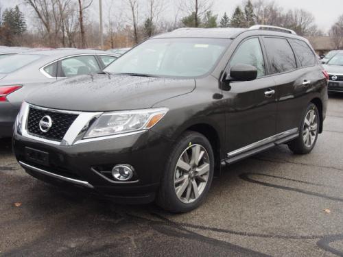 Photo of a 2015-2017 Nissan Pathfinder in Midnight Jade (paint color code EAN)