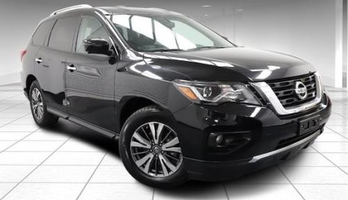 Photo of a 2015-2020 Nissan Pathfinder in Magnetic Black Pearl (paint color code G41)