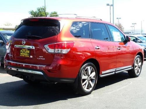 Photo of a 2013-2017 Nissan Pathfinder in Cayenne Red (paint color code NAH)
