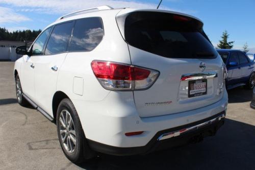 Photo of a 2015-2020 Nissan Pathfinder in Glacier White (paint color code QAK)