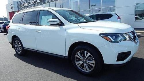 Photo of a 2015-2020 Nissan Pathfinder in Glacier White (paint color code QAK)