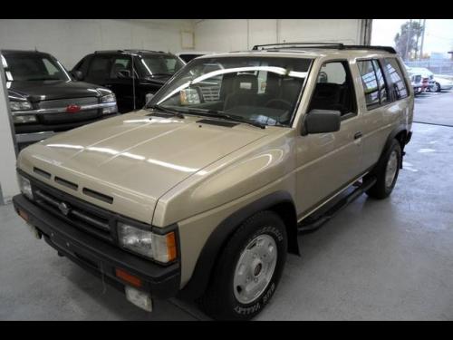 Photo of a 1990-1994 Nissan Pathfinder in Champagne Pearl (paint color code 4J8)