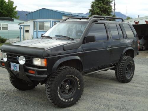 Photo of a 1990-1995 Nissan Pathfinder in Super Black (paint color code 4J2)