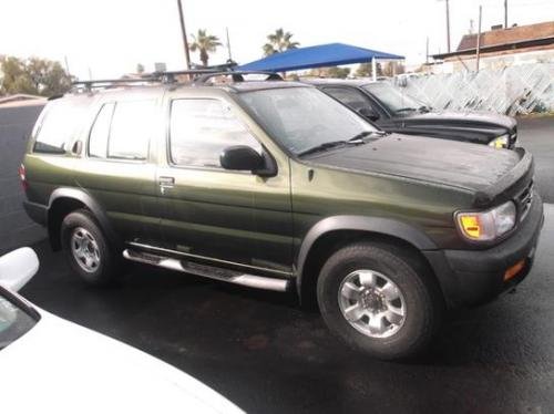 Photo of a 1996-1999 Nissan Pathfinder in Rain Forest Green Pearl (paint color code DR3)