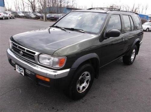 Photo of a 1996-1999 Nissan Pathfinder in Rain Forest Green Pearl (paint color code DR3)