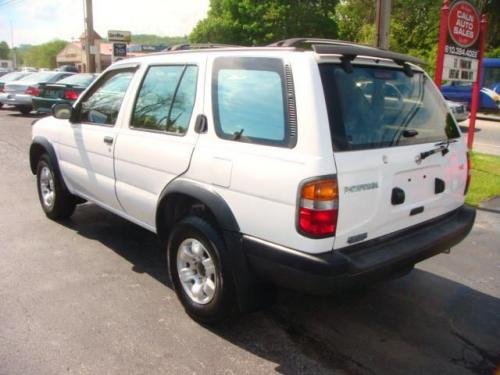 Photo of a 1996-2000 Nissan Pathfinder in Cloud White (paint color code QM1)