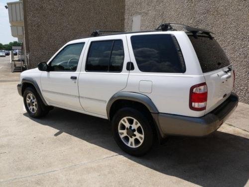 Photo of a 1999-2001 Nissan Pathfinder in Aspen White Pearlglow (paint color code WK0)