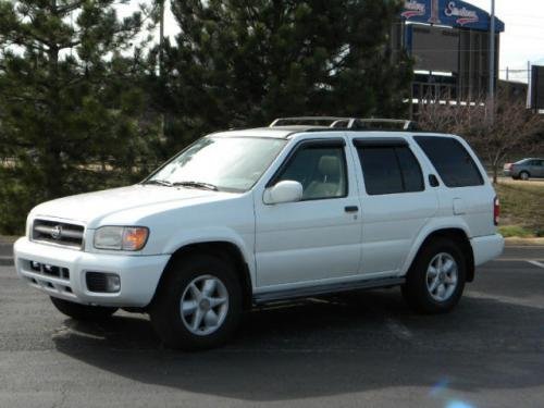 Photo of a 1999-2001 Nissan Pathfinder in Aspen White Pearlglow (paint color code WK0)