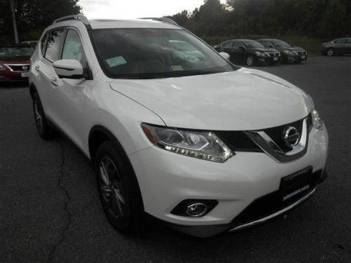 Photo of a 2015-2018 Nissan Rogue in Pearl White Tricoat (paint color code QAB