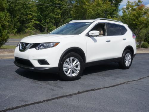 Photo of a 2015-2020 Nissan Rogue in Glacier White (paint color code QAK)