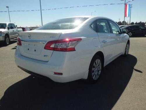 Photo of a 2013-2018 Nissan Sentra in Aspen White Tricoat (paint color code QAC