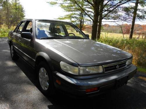 Photo of a 1990-1992 Nissan Stanza in Charcoal Pearl (paint color code 5J9)