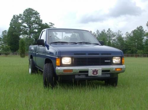 Photo of a 1986.5-1987 Nissan Truck in Deep Blue (paint color code 424