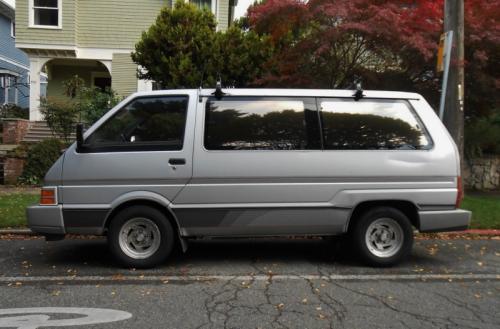 Photo of a 1987-1990 Nissan Van in Platinum (paint color code 556)