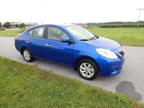 Photo of a 2016 Nissan Versa in Metallic Blue (paint color code B17)