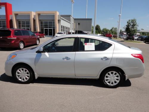 Photo Image Gallery & Touchup Paint: Nissan Versa in Brilliant Silver (K23)