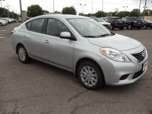 Photo Image Gallery & Touchup Paint: Nissan Versa in Brilliant Silver (K23)