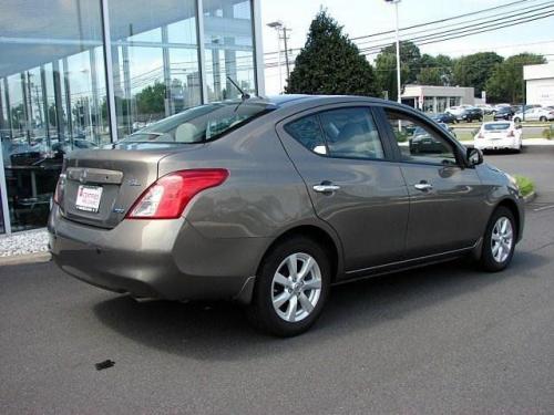 Photo Image Gallery & Touchup Paint: Nissan Versa in Titanium (KAC)