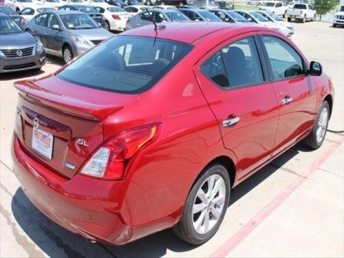 Photo of a 2012-2015 Nissan Versa in Red Brick (paint color code NAC)