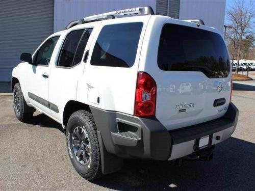 Photo of a 2013-2015 Nissan Xterra in Glacier White (paint color code QAK)