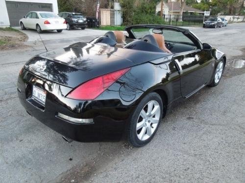 Photo of a 2003-2005 Nissan Z in Super Black (paint color code KH3)