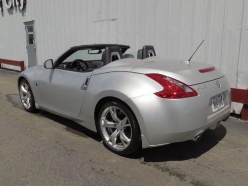 Photo of a 2009-2020 Nissan Z in Brilliant Silver Metallic (paint color code XCW)