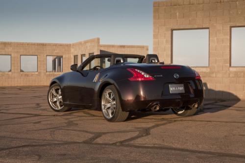 Photo of a 2010-2017 Nissan Z in Black Cherry (paint color code NAG)