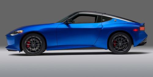 Photo of a 2023-2024 Nissan Z in Super Black on Seiran Blue TriCoat (paint color code XJR)