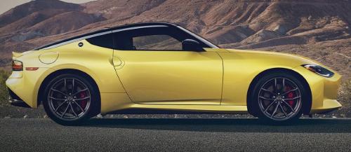 Photo of a 2023-2024 Nissan Z in Super Black on Ikazuchi Yellow TriCoat (paint color code XJS)