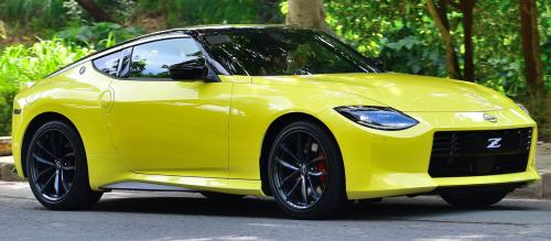 Photo of a 2023-2024 Nissan Z in Super Black on Ikazuchi Yellow TriCoat (paint color code XJS)