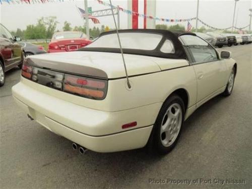 Photo of a 1990-1994 Nissan Z in Glacier White Pearlglow (paint color code KH6)