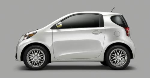 Photo of a 2012-2015 Scion iQ in Blizzard Pearl (paint color code 070)