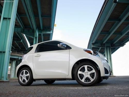 Photo of a 2012-2015 Scion iQ in Blizzard Pearl (paint color code 070)
