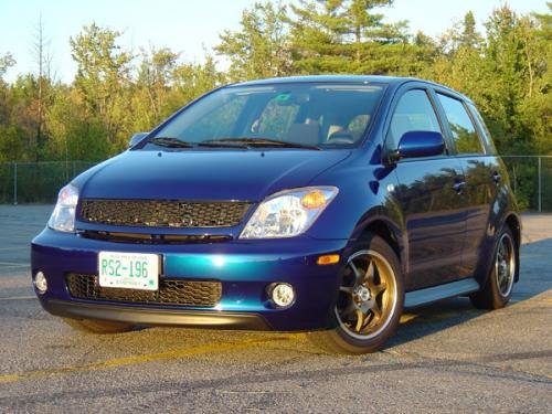 Photo of a 2005 Scion xA in Spectra Blue Mica (paint color code 8M6