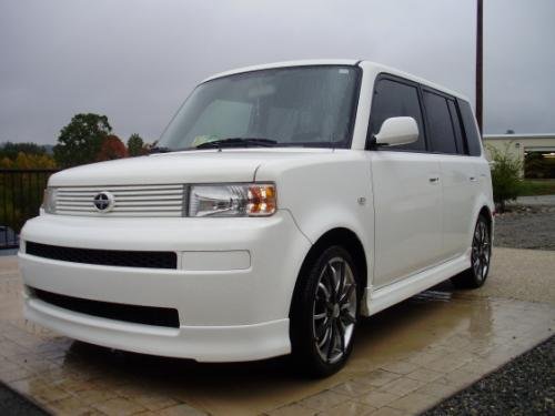 Photo of a 2004-2006 Scion xB in Polar White (paint color code 068