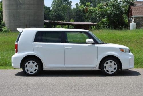 Photo of a 2014 Scion xB in Super White (paint color code 040)