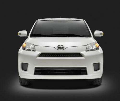 Photo of a 2012 Scion xD in Blizzard Pearl (paint color code 070)
